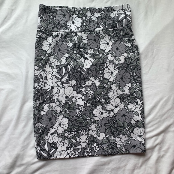 LuLaRoe Dresses & Skirts - LuLaRoe Grey, White, Black Floral Rare Cassie